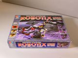 une boîte sur laquelle est représenté un Robotix, posée sur une table