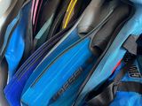 un sac bleu et noir contenant une paire de palmes et une paire de tubas