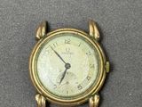 une petite horloge posée sur une table