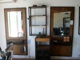 une photo d'une pièce avec un bureau et un miroir