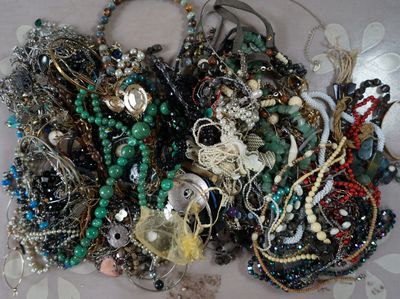 une pile de bijoux assortis sur une table
