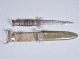 un couteau et un porte-couteau sur une surface blanche