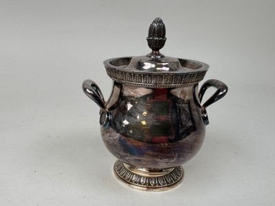 un vase en argent posé sur une table