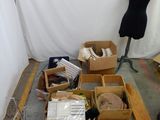 de nombreux cartons d'objets hétéroclites sur le sol