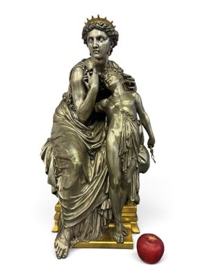 une image représentant une statue d'une femme assise sur un banc à côté d'une pomme