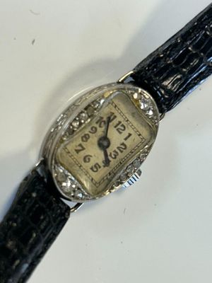 Montre de dame Art-Déco, or gris 750 ‰, mouvement changé quartz, boiti