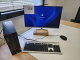 un ordinateur de bureau posé sur un bureau, à côté d'un écran d'ordinateur