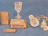 un grand nombre d'objets posés sur une table