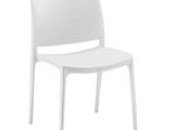 une chaise en plastique blanche avec un dossier et une assise blancs