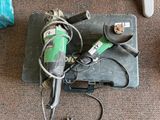 une photo d'une boîte à outils verte et noire et de quelques fils