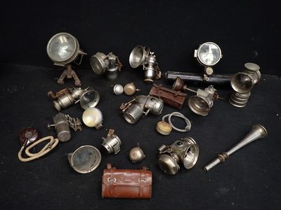 de nombreux objets anciens posés sur une table