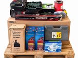 une palette en bois sur laquelle sont posés de nombreux objets divers
