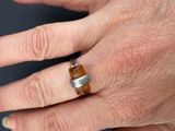 gros plan de la main d'une personne portant une bague