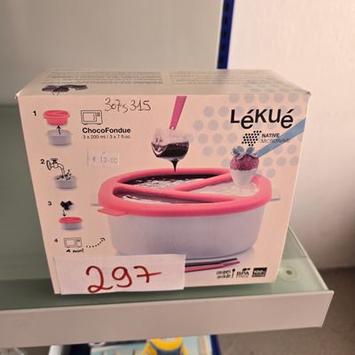 une boîte munie d'une poignée rose, posée sur une étagère