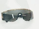 une image représentant une paire de lunettes de soleil posée sur une surface blanche