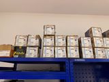 de nombreuses boîtes sur l'étagère dans la pièce