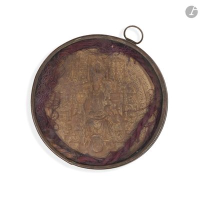 une plaque d'or sur laquelle figure une femme