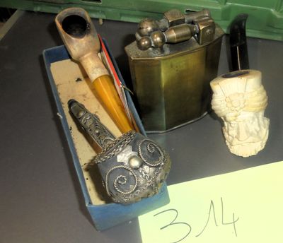 un grand nombre d'objets posés sur une table