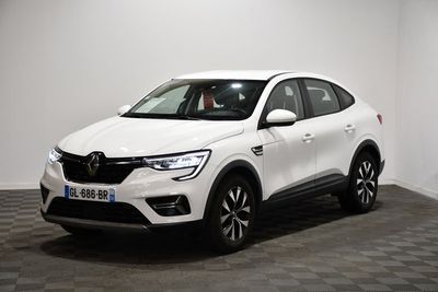 une voiture blanche est garée dans une pièce au sol à carreaux