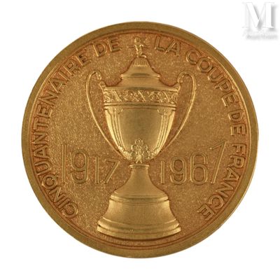 une pièce d'or représentant un trophée sur fond blanc