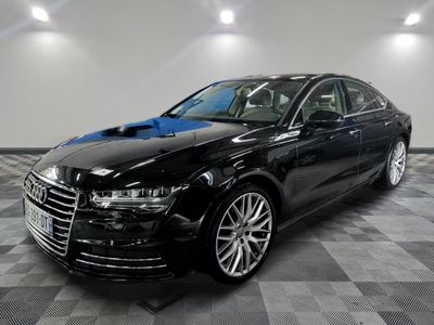 une Audi noire garée dans un garage au sol carrelé