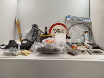 un comptoir sur lequel sont posés de nombreux articles