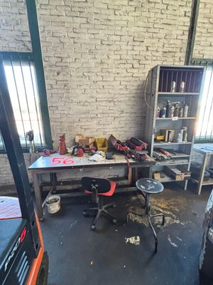 une photo d'une pièce avec un établi et une table