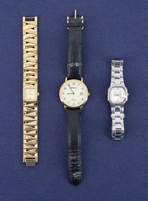 Trois types de montres différents sont présentés sur un fond bleu