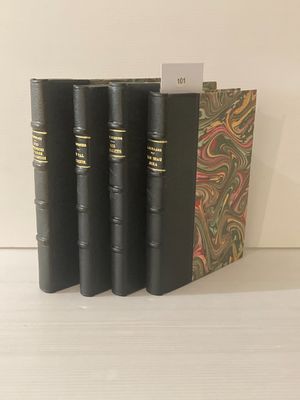 Trois livres noirs sont empilés les uns sur les autres sur une table