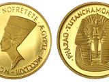 un gros plan d'une pièce d'or à l'effigie d'un pharaon