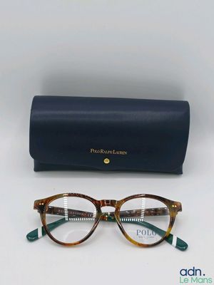une paire de lunettes posée sur une table, à côté d'un étui