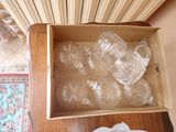 une caisse en bois remplie de bouteilles en plastique vides posée sur une table