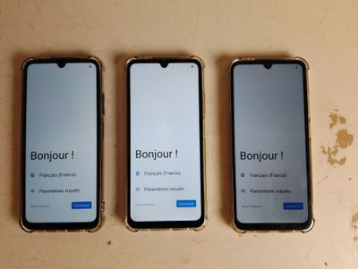 trois iPhones posés côte à côte sur une table
