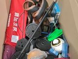 une boîte en carton remplie d'objets hétéroclites