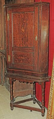une armoire en bois surmontée d'un miroir, dans une pièce