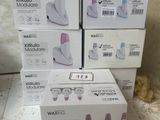 plusieurs mixeurs plongeants électriques blancs et roses empilés les uns sur les autres