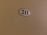 une photo d'une porte sur laquelle figure le chiffre 21