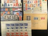 Plusieurs types de timbres sont exposés sur une table