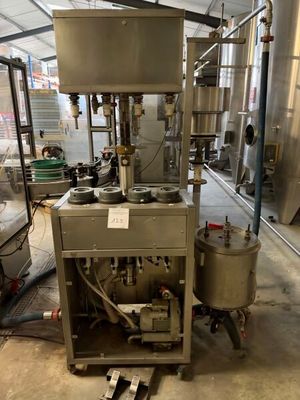 une machine qui se trouve à l'intérieur d'un bâtiment