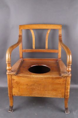 Chaise d'aisance en hêtre à dossier ajouré et accotoir galbé…