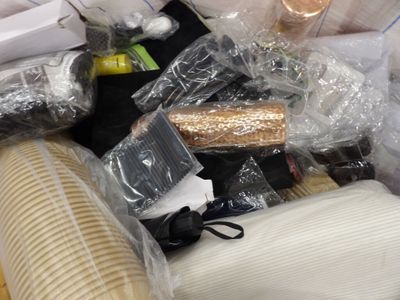 une pile d'objets posée sur une table en bois