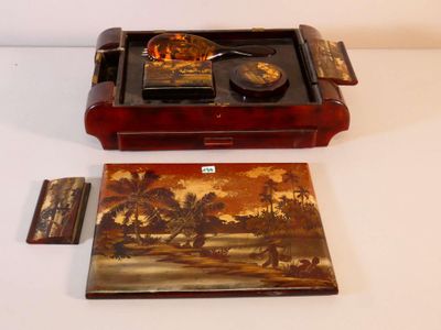 une boîte en bois décorée d'une peinture, à côté d'un briquet