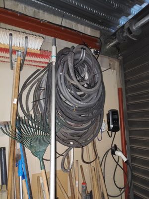 une photo d'un garage avec tout un tas d'outils accrochés au mur