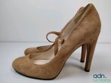 Les chaussures de cette femme sont en daim et ont un talon haut.