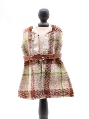 robe à carreaux marron et verts sur un mannequin, avec une ceinture