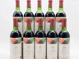 six bouteilles de vin rouge sont alignées