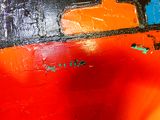 un gros plan sur une peinture représentant un bateau orange et noir