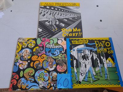 trois livres posés sur une table