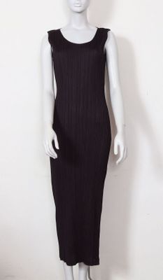 le mannequin porte une robe noire sur un mannequin blanc