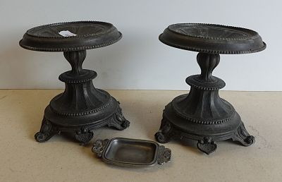 paire de bougeoirs anciens en fonte, avec plateau et miroir